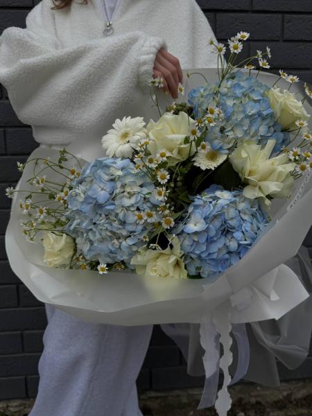 Авторский нежно-голубой букет с ГОРТЕНЗИЕЙ
