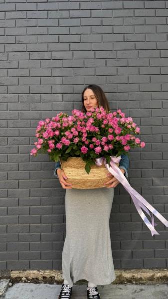Композиция РОЗОВЫХ роз в корзине