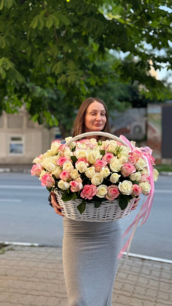 КОРЗИНА 101 белая и розовая роза